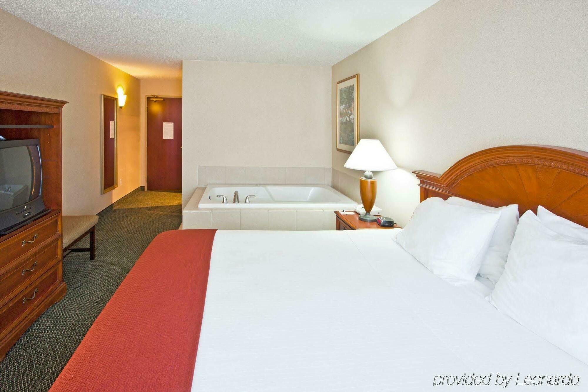 Holiday Inn Express Hotel & Suites Waterford By Ihg Exterior photo